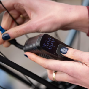 Mini Pompe à Vélo Électrique BBB Cycling BarBank – Ultra-Portable Format – Gonfleur 120 PSI / 8 Bar pour VTT, Route & Gravel – Charge Rapide USB-C, Éclairage LED – Compatible Valves Presta & Schrader